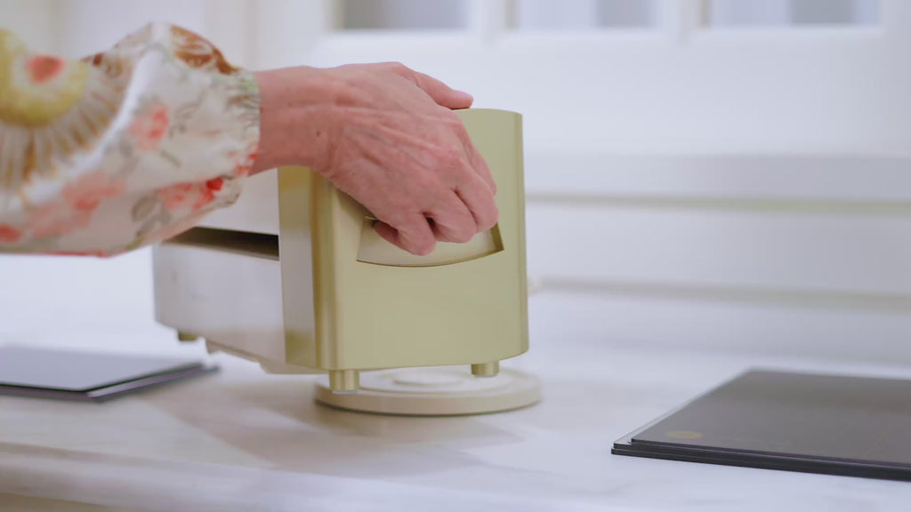 Anna Griffin Empress Elite Die Cutting Machine with Set of Large Plates ag-1748h